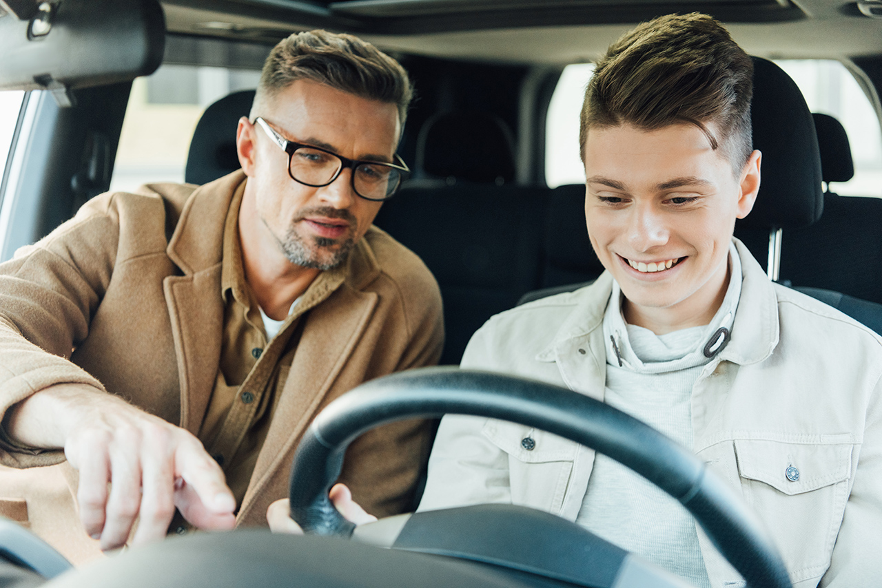 You are currently viewing How Much Time Should You Spend Teaching Your Teenager to Drive?