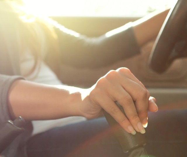 You are currently viewing 3 Reasons Why Manual Driving Lessons Can Benefit Your Teen!